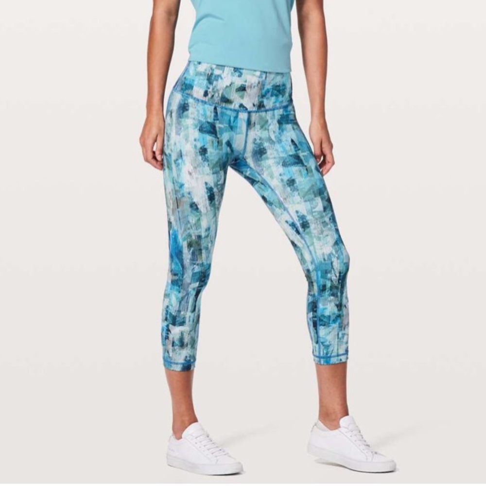 Lululemon Wunder Under Crop (Hi-Rise) 21"
Sun Dazed Multi Blue